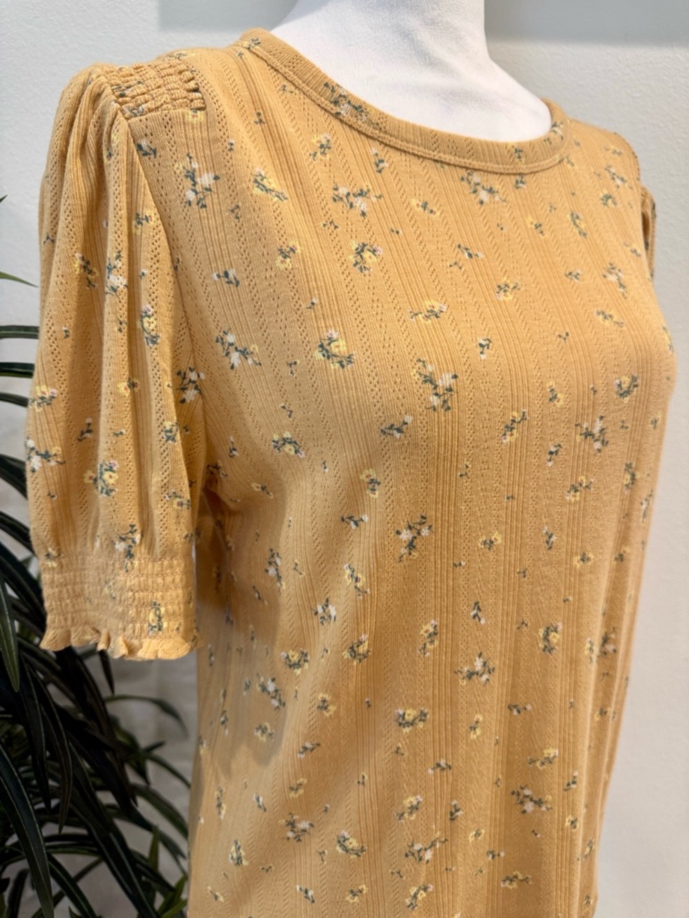 Lucky Brand Golden Yellow Floral Top Short Sleeve Lightweight Ruching Shirt M